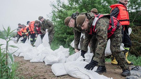 Wisła w Annopolu. Rzeka przekroczyła stan alarmowy [stany wód w Lubelskiem]