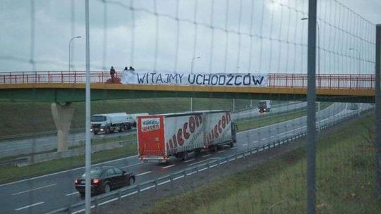 "Witajmy uchodźców". Transparent na wiadukcie nad obwodnicą Lublina