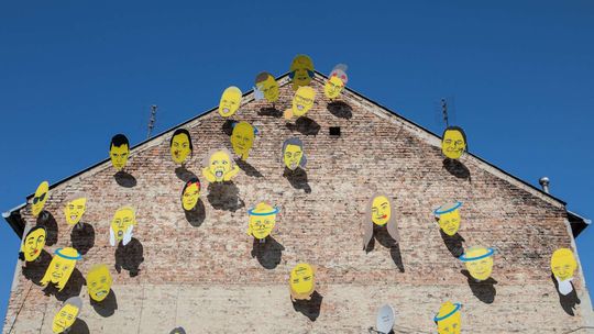 Wizerunki mieszkańców dzielnicy zawisły na kamienicy. Niezwykła akcja na Bronowicach