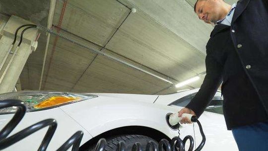 Wjazd samochodem spalinowym do centrów miast może być płatny