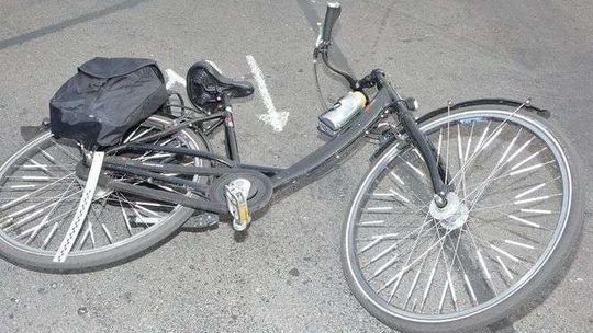 Wjechał audi w rowerzystę i uciekł. W ogóle nie miał prawa siadać za kierownicą