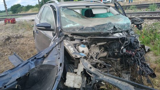 Wjechał autem pod szynobus. Z samochodu została miazga