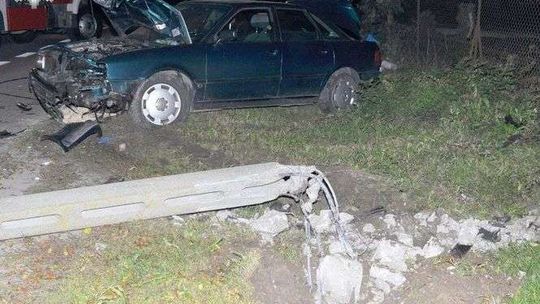 Wjechał autem w słup. Zostawił pasażerów i uciekł (zdjęcia)