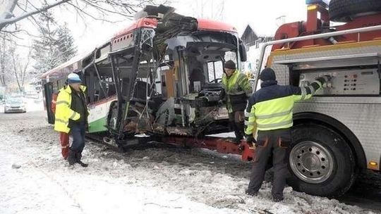Wjechał autobusem w drzewo. Już nie chce poddać się karze