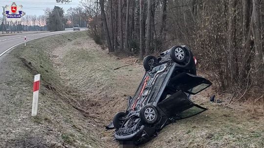 Wjechał do rowu, dachował i słono za to zapłacił