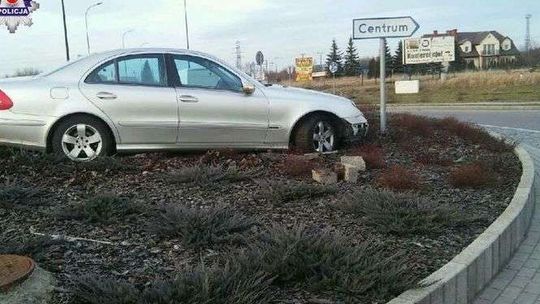 Wjechał na środek ronda. Tłumaczył, że... nie zdążył wyhamować. Przyczyna była inna