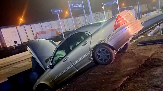 Wjechał na tor kolejowy i zawisł na rampie