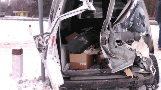 Wjechał na tory i zgasło mu auto. Szynobus nie zdążył wyhamować