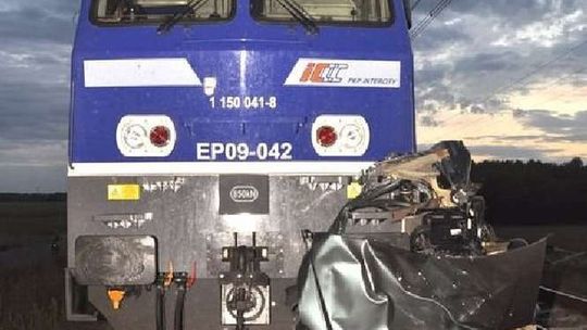 Wjechał pod pociąg Warszawa - Moskwa. Z samochodu została miazga (ZDJĘCIA)