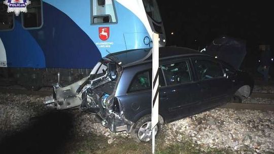 Wjechał prosto pod pociąg. 59-latek miał sporo szczęścia [zdjęcia]