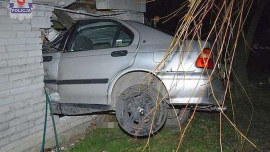 Wjechał samochodem do domu. Tak skończył pijacki rajd