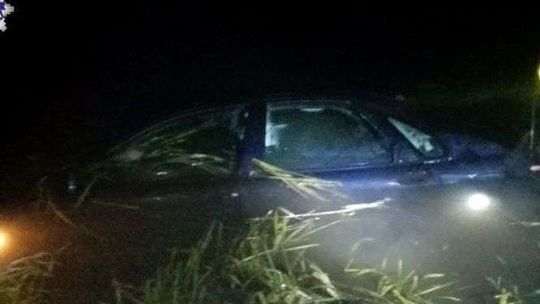 Wjechał samochodem do zalewu. Wydostał się z zatopionego auta i uciekł