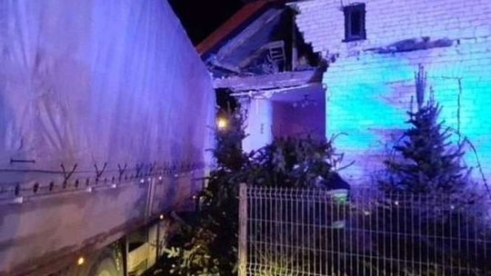 Wjechał tirem w dom, rodzina musiała się wyprowadzić. Kierowca dostał mandat