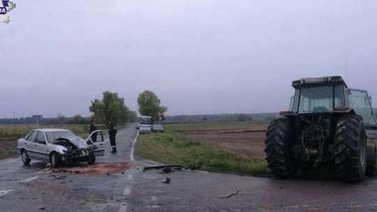 Wjechał w ciągnik. Auto zmiażdżone