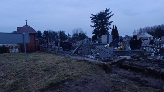 Wjechał w cmentarny płot. "Nie wpadł na pomysł poinformowania służb"