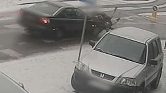 Wjechał w dwie 16-latki na przejściu i uciekł. Wszystko nagrała kamera [wideo]