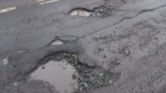 Wjechał w dziurę, dostał mandat. Sąd przyznał rację policji