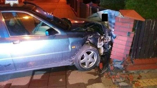 Wjechał w ogrodzenie. Miał ponad 3 promile alkoholu (zdjęcia)