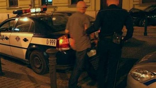 Wjechał w ścianę teatru. Nie przyznaje się do winy. \"Myślałem, że jestem trzeźwy\"