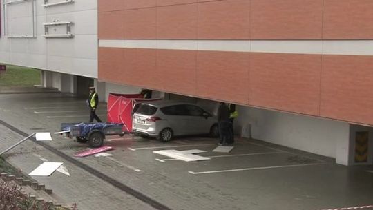 Wjechał w słup galerii handlowej. Skończyło się tragicznie