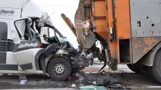 Wjechał w śmieciarkę, bo oglądał film na tablecie. Trzymał go na kolanach