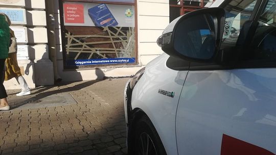 Wjechał wypożyczonym samochodem w księgarnię w centrum Lublina. Kierowca uciekł [zdjęcia]