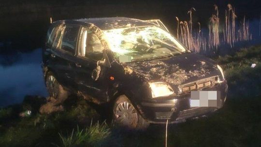 Wjechała do stawu. "Skończyły się hamulce" 