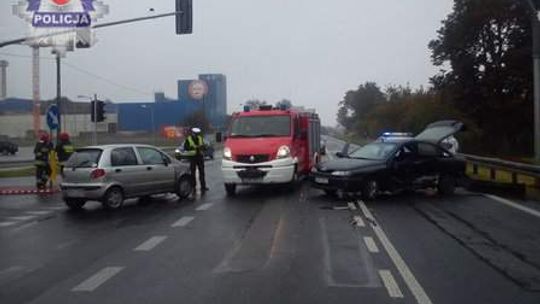 Wjechała na czerwonym, prosto w inny samochód