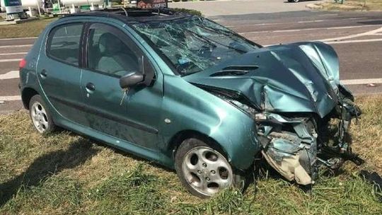 Wjechała na wysepkę, auto się wywróciło. Matka z dziećmi w szpitalu