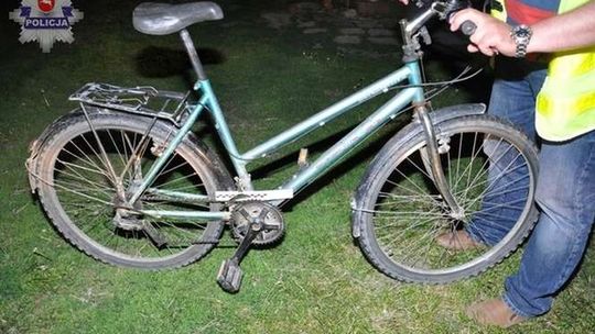 Wjechała rowerem w znak drogowy. Mówiła, że potrąciło ją auto