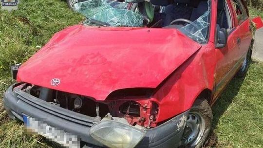 Wjechała toyotą do stawu. Kto widział wypadek?