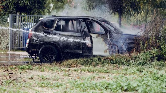 Wjechała w skrzynkę gazową, samochód się zapalił. Ewakuowano dzieci z przedszkola [zdjęcia]