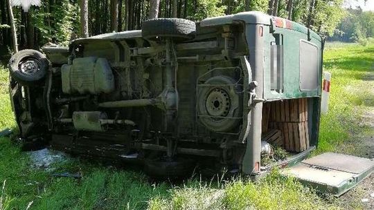 Wjechali pod ciężarówkę. 61-latek zmarł w szpitalu