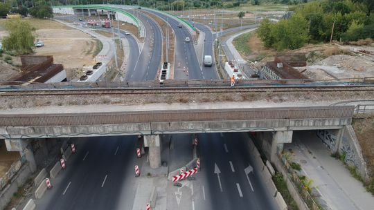 Wkrótce będą spore problemy z przejazdem ul. Diamentową pod wiaduktem. Nie tylko tam