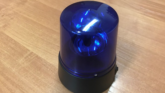 Włączył niebieskiego koguta, by dać znać znajomym. Zauważyli to policjanci