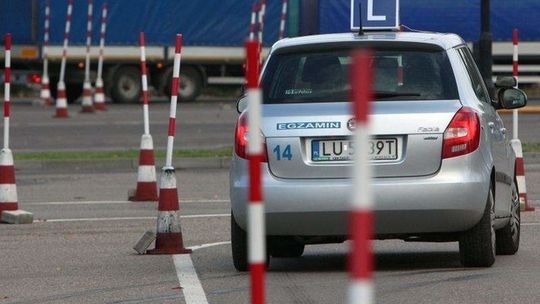 Włączyłeś światła za wcześnie? Oblałeś egzamin na prawo jazdy. Nowe przepisy