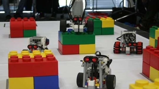 Władcy robotów. Uczniowie rywalizowali na torze przeszkód