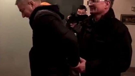 Władysław Frasyniuk zatrzymany. Policja wyprowadziła go w kajdankach