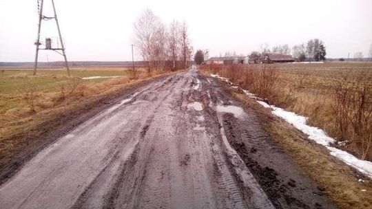 Władza obiecywała drogę od dekad. Wciąż jest błoto