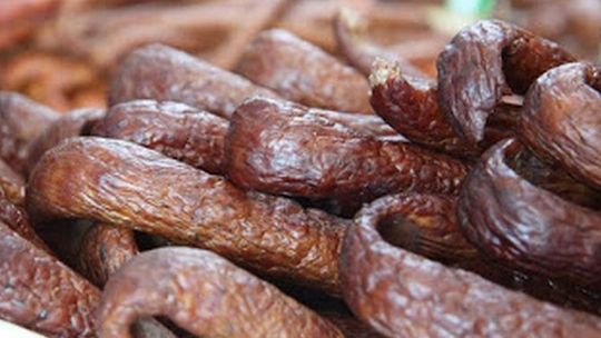 Włamał się do domu swojej rodziny. Zabrał kiełbasę i mięso