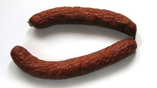 Włamał się do domu. Ukradł chleb, kiełbasę i konserwy