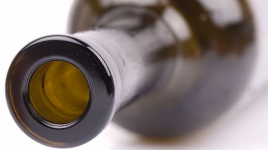 Włamał się do piwnicy kolegi, bo smakowało mu wino