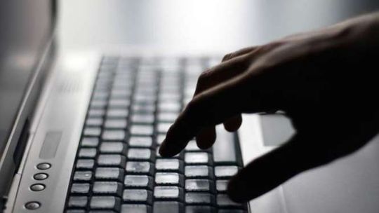 Włamał się na konto i podszył się pod 19-latkę. Poprosił jej znajomych o pożyczkę