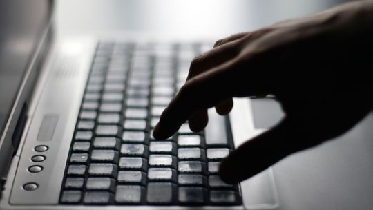 Włamali mu się na konto bankowe i robili zakupy przez Internet