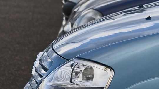 Włamali się do autokomisu i odkręcili koła