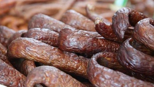 Włamali się do domu. Zjedli 2 kg kiełbasy i pierogi