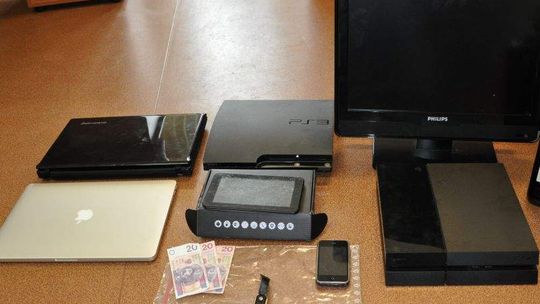 Włamali się do mieszkania. Ukradli konsole, laptopy i telewizor