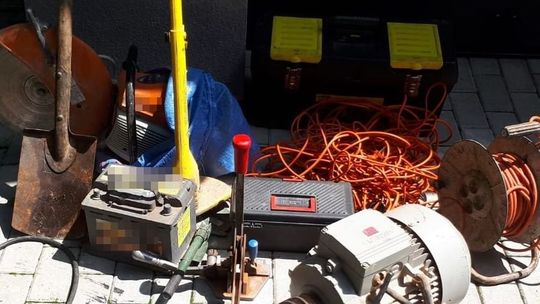 Włamali się do starej cegielni i ukradli narzędzia. Okradli też jednego z mieszkańców gminy