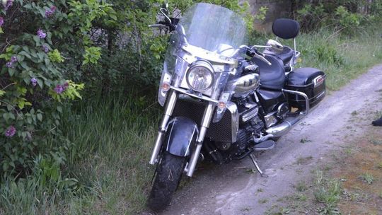 Włamanie do stacji paliw w Chełmie. Mężczyzna porzucił skradziony motocykl w krzakach