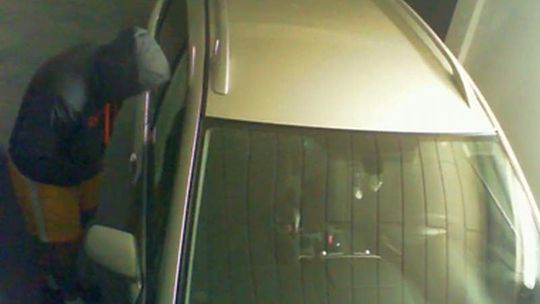 Włamywacz grasował na parkingu. Kto rozpoznaje tego mężczyznę?
